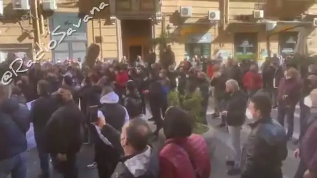 Nuova protesta dei tassisti a Napoli: bruciate le licenze!!