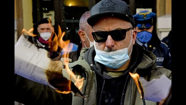 Nuova protesta dei tassisti a Napoli: bruciate le licenze!!