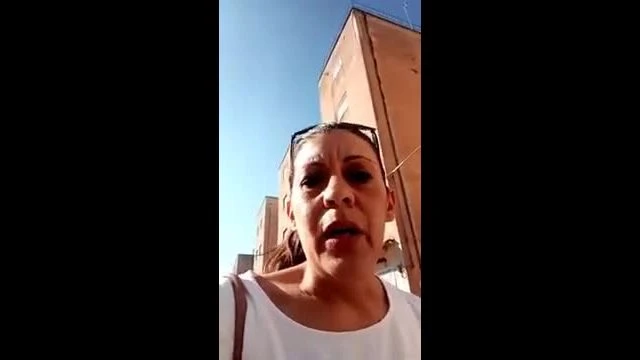 #18LuglioCircondiamoRoma La cittadina di Caltagirone Lorena Guerrera che consegna i volantini