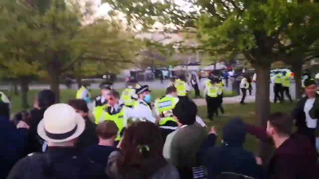 LONDRA SCENE VIOLENTE ,  CENSURATO SU YT  PERCHE'