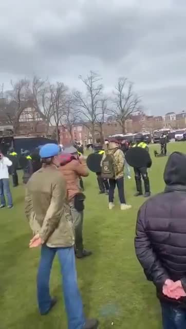 Amsterdam: Veterani di guerra si schierano a protezione dei manifestanti