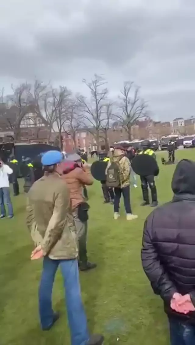 Amsterdam: Veterani di guerra si schierano a protezione dei manifestanti