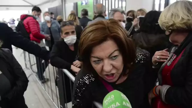 Napoli, caos all'hub vaccinale tra file interminabili e asse