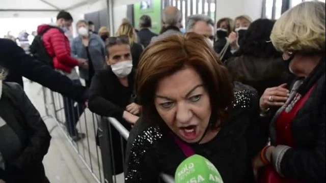 Napoli, caos all'hub vaccinale tra file interminabili e asse