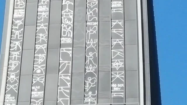 Misteriosi Simboli e messaggi su un edificio nel Cuore di Berlino Aiutatemi a capire
