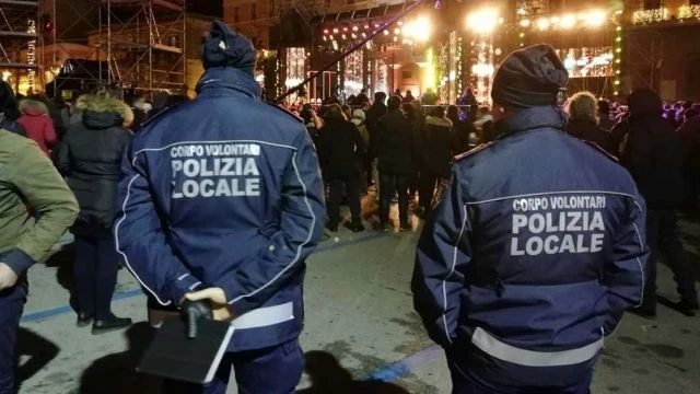 CLAMOROSO: POLIZIA AGGREDISCE PADRE DI FAMIGLIA PERCHÃˆ NON HA IL GREEN PASS!!!