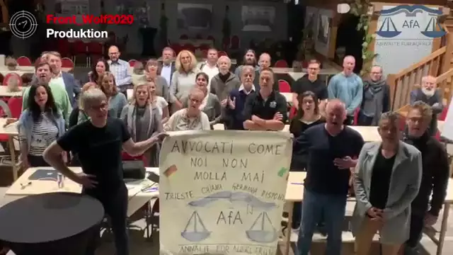 Avvocati Tedeschi solidali con gli Italiani cantano la gente come noi non molla mai
