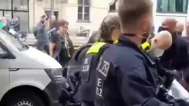Germania,  Polizia picchia manifestante no green pass