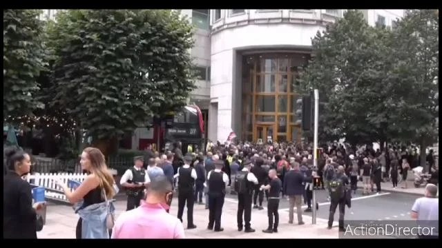 LONDRA - Tafferugli tra Forze dell'ordine e manifestanti davanti alla MHRA