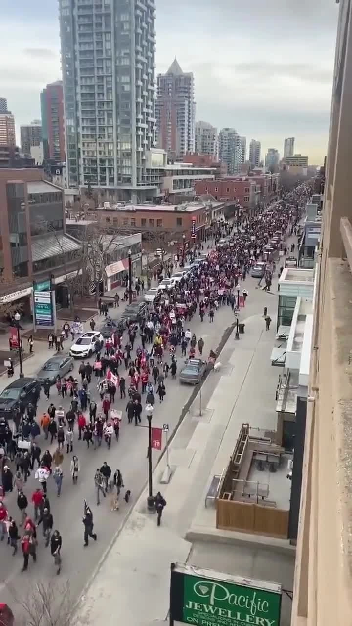 Canada, grande marcia  a supporto truckers