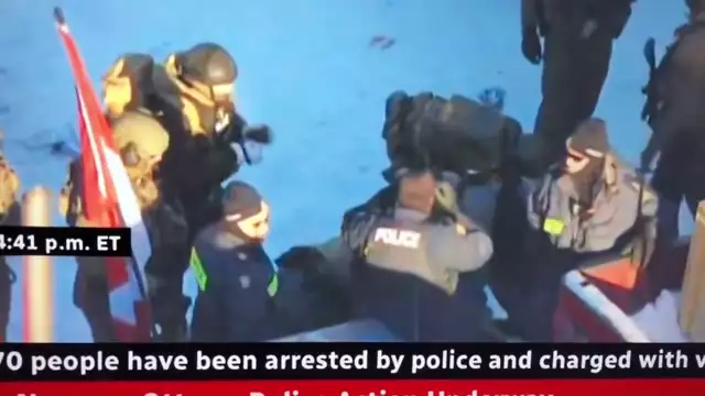 Canada. Poliziotto picchia manifestante