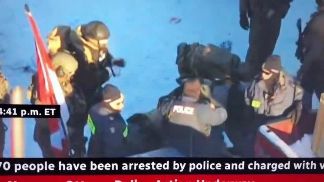 Canada. Poliziotto picchia manifestante