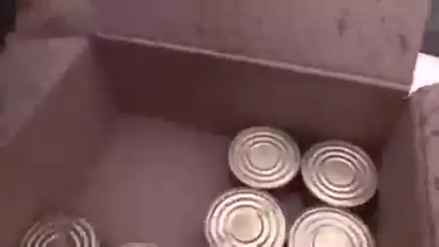 Russi distribuiscono cibo ai civili ucraini