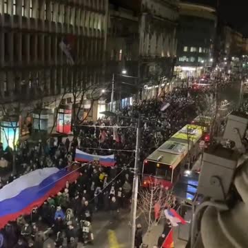 Belgrado scende in piazza per la Russia