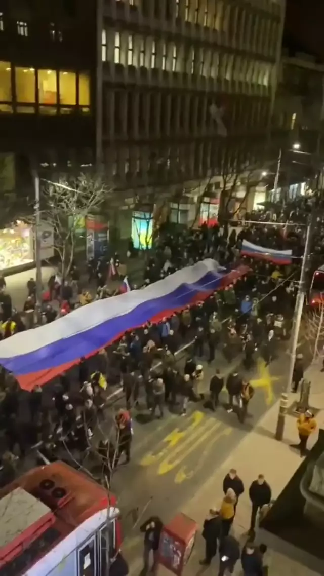 Belgrado scende in piazza per la Russia