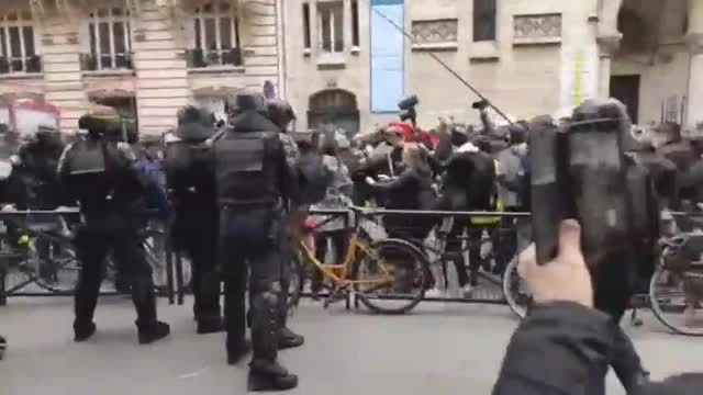 Polizia francese picchia ancora manifestanti nopass
