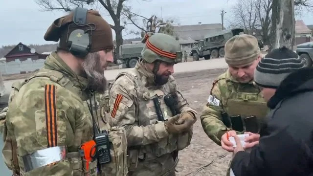 Ufficiali Russi aiutano un abitante locale