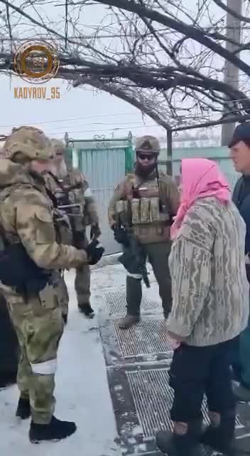 Soldati ceceni accolti con gioia dagli Ucraini