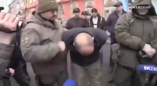 Comandante di Azov catturato dai russi. La gente di Mariupol chiede la sua morte sulla piazza